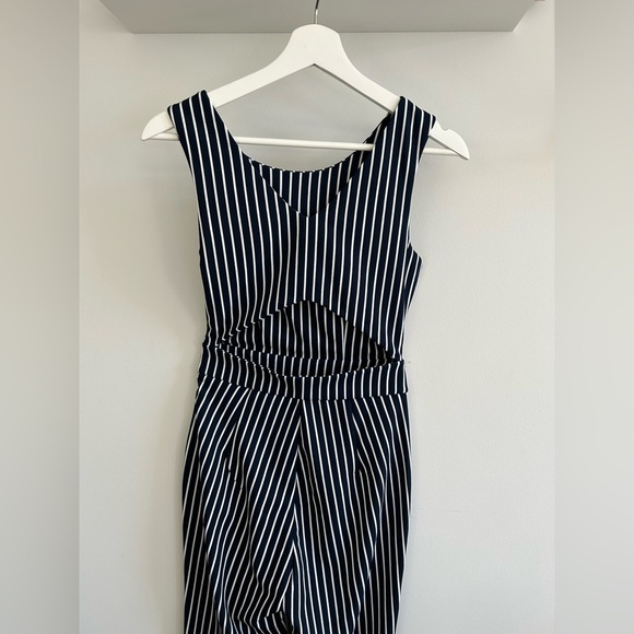 ✨Host pick ✨Chic Striped Sleeveless Jumpsuit NWOT - Picture 6 of 11